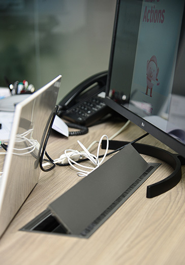 passe cable utilisé dans l'aménagement siège LG par city desk