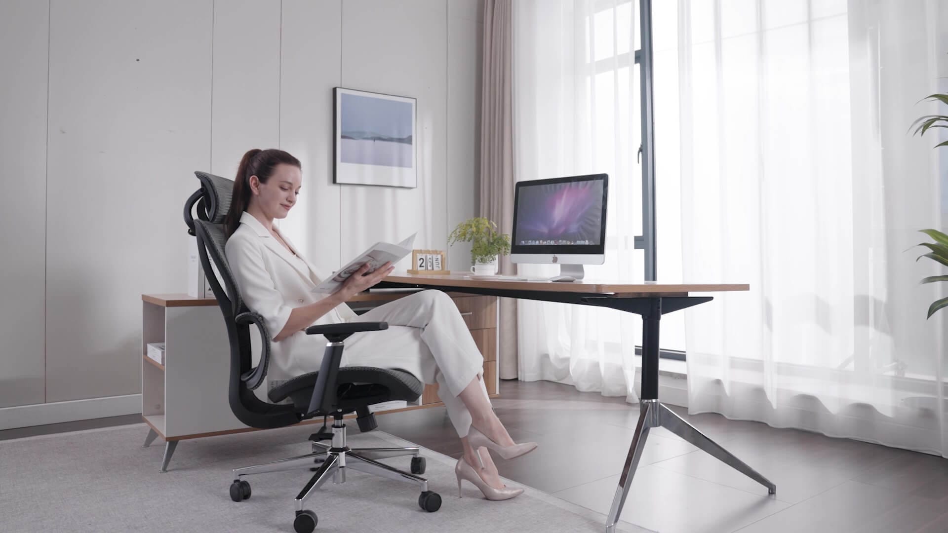 cliente heureuse après avoir tester une chaise de bureau de chez city desk